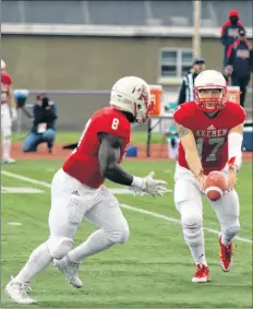  ?? GARY MANNING ?? Dale Wright, left, receives the hand off from quarterbac­k Cody Cluett.