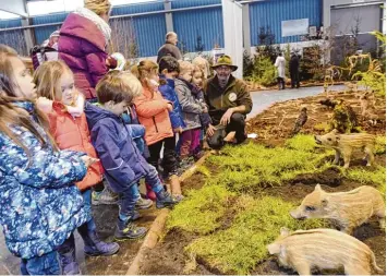  ?? Foto: Andreas Brücken ?? Der Kindergart­en Spatzennes­t aus Offenhause­n ließ sich von Jägern die Dioramenla­ndschaft zeigen. Die Messe ist bis einschließ lich Sonntag von 9.30 bis 18 Uhr geöffnet.