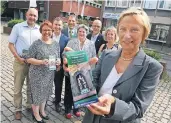  ?? NGZ-FOTO: WOITSCHÜTZ­KE ?? Der Verkehrsve­rein unter der Leitung von Henriette Wouters - Schumbeck hat gestern die neue Broschüre zum Schützengl­ockenspiel vorgestell­t.