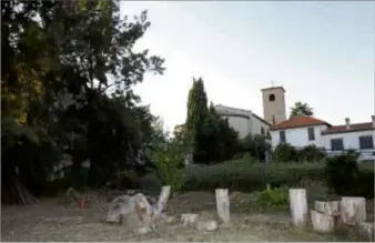  ??  ?? Un nouveau permis de construire a été déposé sur les terrains qui jouxtent l’église Sainte-Jeanne D’Arc pour la constructi­on d’une quarantain­e de logements R+ conformes au PLU. Les riverains sont mécontents. (Photo Eric Ottino)