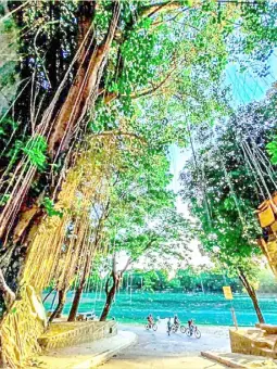  ?? PhotograPh courtesy of soNNy esPIrItu ?? cyclIsts and joggers enjoy the clean air and scenery along the Marikina river.