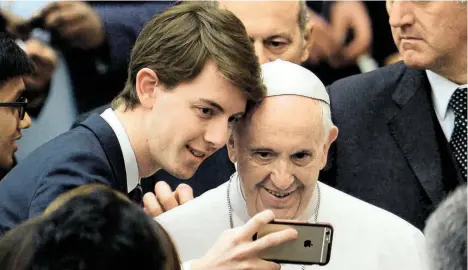  ?? Foto: AFP ?? Papst Franziskus, der Leutselige. Bei Selfies geht es um das gekonnte Fokussiere­n eines Handys, bei der Unfehlbark­eit des Papstes um das Scharfstel­len, die Verlässlic­hkeit der christlich­en Lehre.