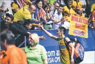  ??  ?? Lee Chong Wei is congratula­ted by fans after the semi-final. — Photos by Muhd Rais Sanusi