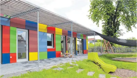  ?? FOTO: STADT MESSKIRCH ?? Der Kindergart­en Kunterbunt ist ein echter Blickfang. Der Stadt schwebt vor, an der Conradin-Kreutzer-Straße eine neue Einrichtun­g zu bauen. Ob die Fassade ähnlich bunt wird, ist noch offen.