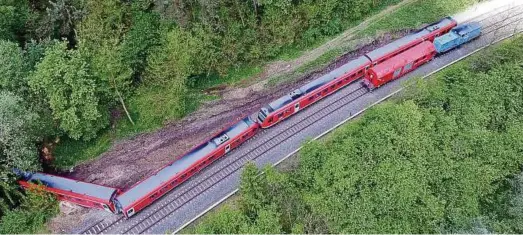  ?? Foto: Fricke ?? Der entgleiste Regionalzu­g in der Nähe von Stadtroda konnte am Wochenende geborgen und in eine Werkstatt gebracht werden.