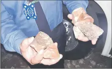  ??  ?? Las piedras utilizadas para destruir varios vehículos.