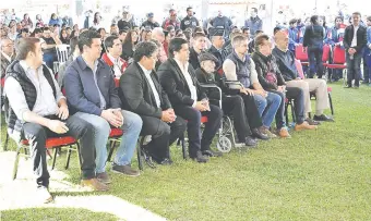  ??  ?? El presidente de la República, Mario Abdo Benítez (3° de la der.) participó ayer de un acto en la ciudad de San Juan Bautista. En la ocasión, Nicanor Duarte Frutos cuestionó a los cartistas.