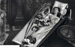  ?? ?? La star se met en scène : elle pose allongée dans le cercueil qu’elle a fait faire sur mesure.