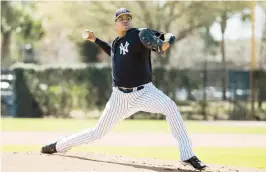  ??  ?? Dellin Betances realiza un envío durante el entrenamie­nto de los Yankees de Nueva York en Tampa.