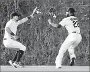  ?? Tannen Maury EPA / Shuttersto­ck ?? CUBS OUTFIELDER­S Kyle Schwarber and Jason Heyward nearly collide on a double by Cody Bellinger.