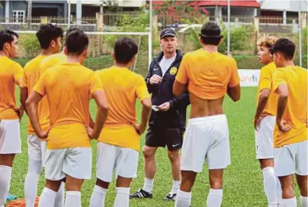  ??  ?? National Under-19 coach Brad Maloney (in black) at a training session with his team at Wisma FAM in Kelana Jaya on July 15.