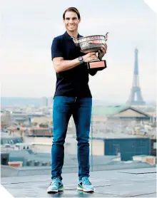  ?? FOTO: EFE ?? El campeón español posó con su trofeo en la azotea de los grandes almacenes Galerie Lafayette. /