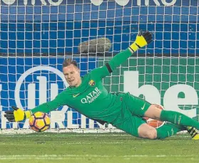  ?? FOTO: PERE PUNTÍ ?? Ter Stegen, en una magnifica parada, el curso pasado en el partido en Ipurua