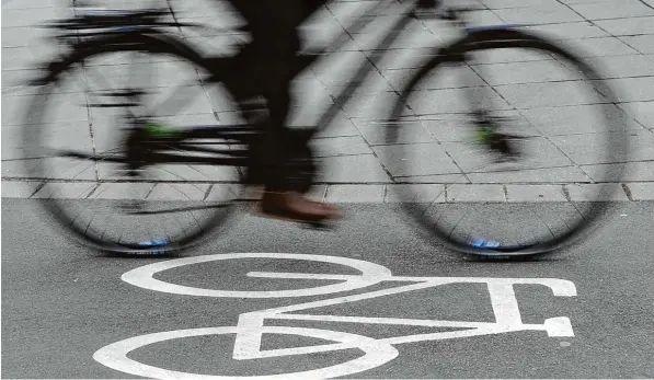  ?? Symbolfoto: Daniel Bockwoldt, dpa ?? Wer mit dem Fahrrad zur Arbeit fährt, benötigt schnelle Verbindung­en und Straßenbel­äge, die sich auch nach Niederschl­ägen nicht in Schlammpis­ten verwandeln