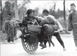  ?? PHOTOS PROVIDED TO CHINA DAILY ?? Clockwise from top: A camel caravan carries coal on a muddy road in Beijing sometime between 1915 and 1920; a girl holds a cloth with “New Year” written on it; a Peking Opera actress strikes a pose; and a man pushes a one-wheel handcart loaded with crops.