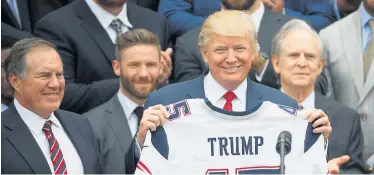  ?? Reuters ?? Donald Trump mit einem Patriots-Trikot im Garten des Weißen Hauses. Der Präsident, ein passionier­ter Golfer, brüstet sich, mit vielen Besitzern der großen US-Sportteams auf freundscha­ftlichem Fuß zu stehen – etwa mit denen der New England Patriots und...