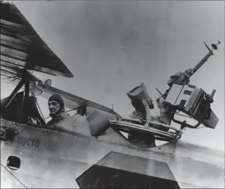  ?? MAE ?? Cette photo montre la position étudiée pour un appareil photograph­ique orientable sur la tourelle d’un Br 14 A2. La caméra fut finalement placée dans le fuselage, derrière le pilote, sur la droite.