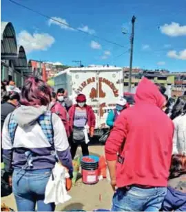  ??  ?? MEDIDAS. Se observa decenas de personas que irrespetan el distanciam­iento social.