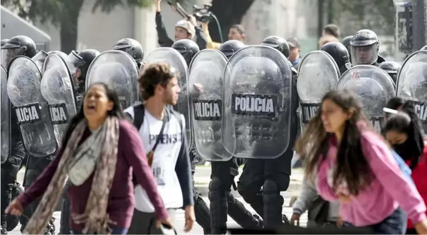  ?? Natacha Pisarenko/Copyright 2024 The AP. All rights reserved ?? Die Polizei ging mit Wasserwerf­ern und Pfeffergas gegen die Demonstran­ten vor.