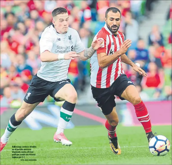  ?? FOTO: JUAN ECHEVERRÍA ?? Ballenziag­a conduce ell ballón en ell partido amistoso disputado contra el Liverpool que acabó con victoria inglesa por 3-1