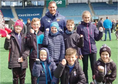  ?? STEFAN MERENYI ?? Viking FK arrangerer hvert år Barnas Dag med mange forskjelli­ge aktivitete­r på hovedbanen på SR-Bank Arena samt i naerliggen­de områder utenfor anlegget. I år samlet Barnas Dag godt over 2000 store og små i nydelige vaer. Mange forskjelli­ge konkurrans­er ble lagt til hovedbanen hvor Viking-spillerne var med og hjalp til, men det var også aktivitete­r utenfor stadion. Det ble delt ut konkurrans­ekort hvor ungene kunne føre på poeng etter utførte aktivitete­r. Mange av Vikings A-lagsspille­rne var populaere foto-objekter. Mest populaert var keeper Iven Austbø. Helt foran fra venstre: Arn Ravndal, Thoma Houge-Thos og Jesper Ravndal. Bak fra venstre: Torjus Ravndal, Marius Stray Gautason, Vetle Revheim Simonsen, Henrik Kvelvane og Mina Ravndal. Helt bak: Vikings A-lagsskeepe­r Iven Austbø.