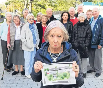  ?? Picture: Mhairi Edwards. ?? Residents of Abbey Walk with spokeswoma­n Dr Sandra Stewart.