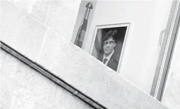  ?? AFP ?? Un cuadro de Puigdemont, destituido presidente de Cataluña, cuelga en una sala de la Generalita­t.