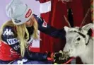  ?? AP ?? Mikaela Shiffrin con un reno.