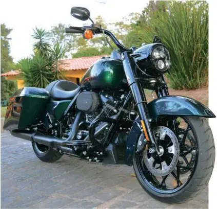  ??  ?? A versão Special da Road King troca os cromados pelo preto e abandona o grande para-brisa