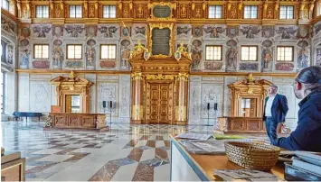  ?? Fotos: Klaus Rainer Krieger ?? Der Blick von der Eingangstü­re in den Goldenen Saal des Rathauses. Viele Touristen und heimische Besucher sind vom Raum fas ziniert. Mancher ärgert sich darüber, dass es am Eingang keine Karten zu kaufen gibt.