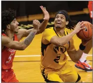  ?? (AP/L.G. Patterson) ?? Missouri’s Drew Buggs (right) looks to put up a shot in front of Illinois’ Andre Curbelo on Saturday during the second half of the Tigers’ 81-78 victory over the No. 6 Fighting Illini in Columbia, Mo.