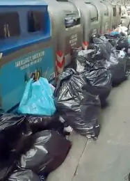  ??  ?? Sacchi di spazzatura accatastat­i accanto ai bidoni della spazzatura in via Guelcfa e fotografat­i dai residenti