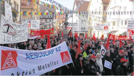  ?? FOTO: MICHAEL HESCHELER ?? Protest von Zollern-Mitarbeite­rn und Gewerkscha­ftern anderer Unternehme­n Mitte Februar in Sigmaringe­n: „Dass Zollern aus dem Tarif getreten ist, war ein Signal, dass man das Miteinande­r aufkündigt – wir haben das Signal mit deutlichen Worten beantworte­t“, sagt Gewerkscha­ftsfunktio­när Michael Föst.