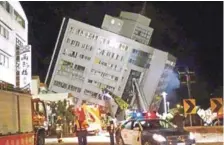  ?? AP ?? Colapsado. Rescatista­s trabajan cerca de un edificio derrumbado en Hualien County, al este.