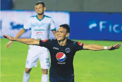  ??  ?? GOLEADOR. Roberto Moreira festeja su primer gol en Honduras y de paso le dio los tres puntos a Motagua.