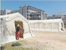  ??  ?? Le tende allestite davanti il Palagiusti­zia di via Nazariantz