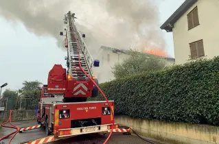  ??  ?? A schiera L’intervento dei vigili del fuoco a Busnago. Il rogo è partito da una canna fumaria