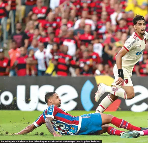  ??  ?? Lucas Paquetá entra livre na área, deixa Gregore no chão e dá só um toque por cima do goleiro Anderson