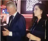  ??  ?? Con el ex presidente Clinton, en Nueva York, durante el Global Business Forum 2019