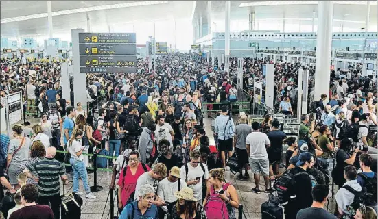  ?? ÀLEX GARCIA ?? La terminal 1 de l’aeroport del Prat, molt freqüentad­a durant la primera jornada de vaga