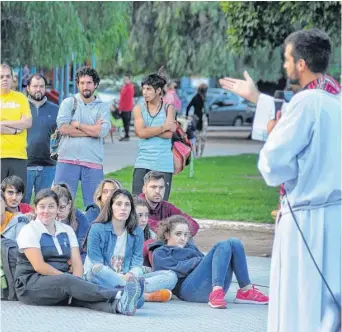  ?? FOTOS: PABLO PRESTI-LA NUEVA. ?? Javier Di Benedetto celebra la misa en plena Plaza Rivadavia. Después, siempre queda tiempo para un partido de fútbol entre todos o una ronda de mate con charlas y risas.