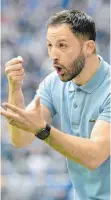  ?? FOTO: DPA ?? Am Ende nur noch erschöpft: Schalke-Trainer Domenico Tedesco.