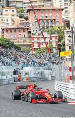  ?? ANTONIN VINCENT / EFE ?? Carlos Sainz pilota su Ferrari en el circuito urbano de Montecarlo.