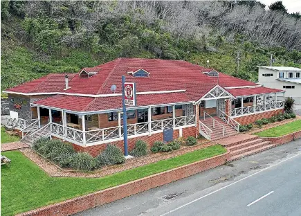  ?? PHOTOS: SUPPLIED ?? FOR SALE: The waterfront Te Puka Tavern, in the increasing­ly popular summer tourist destinatio­n of Tokomaru Bay.