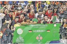  ?? FOTO: VASCONCELO­S/DPA ?? Die deutschen Basketball­erinnen sind erstmals überhaupt für Olympische Spiele qualifizie­rt – entspreche­nd groß ist die Freude.