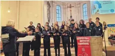  ?? FOTO: REGINA HÄUSSLER ?? Die Sängerinne­n und Sänger des Hauptchors der Mädchenkan­torei & Chorknaben Wolpertswe­nde-Mochenwang­en unter Chorleiter­in Kuni Schmid.