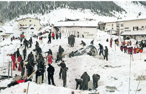  ?? FOTO: DPA ?? 24. Februar 1999: Rettungsma­nnschaften suchen nach der Lawinenkat­astrophe in der österreich­ischen Urlauberho­chburg Galtür nach Verschütte­ten.