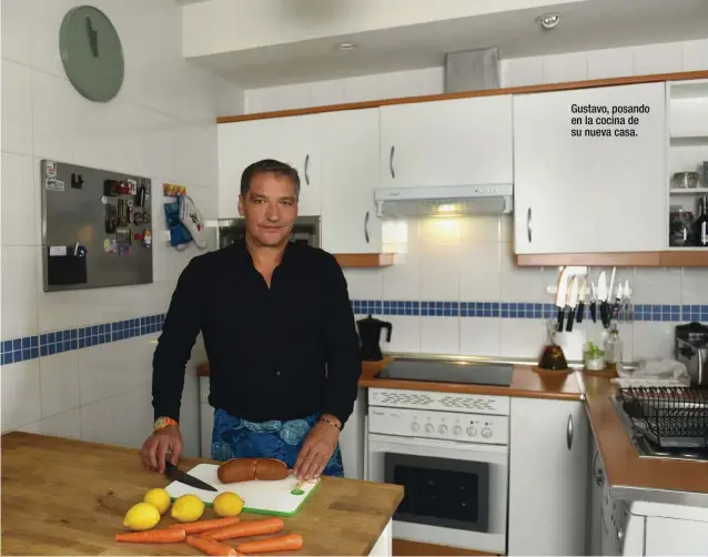  ??  ?? Gustavo, posando en la cocina de su nueva casa.