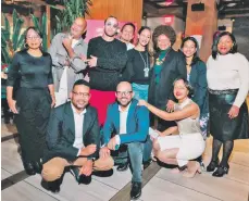  ?? ?? El bachatero Prince Royce en el centro junto a miembros de la prensa dominicana, durante el lanzamient­o de su nuevo álbum “Llamada perdida”, en Nueva York.