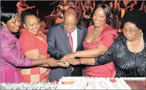  ?? INQOLOBANE YESOLEZWE Isithombe: ?? UMENGAMELI Jacob Zuma enamakhosi­kazi akhe amane, lapha ayemsiza ukusika ikhekhe lakhe egubha iminyaka engu-70 ngo2012. Kusukela kwesobunxe­le nguNkk Bongi Ngema-Zuma, Nkk Nompumelel­o MaNtuli Zuma, uMengameli Jacob Zuma, Nkk Thobeka kaMadiba Zuma noNkk...